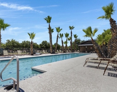 44327 W Oster Drive - Photo Thumbnail 11