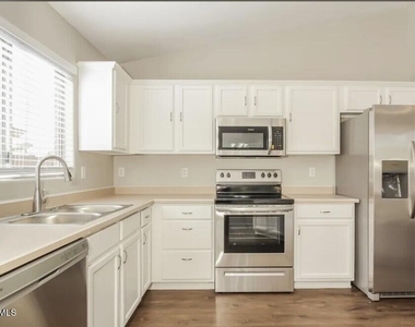 3352 E Chickadee Road - Photo Thumbnail 2