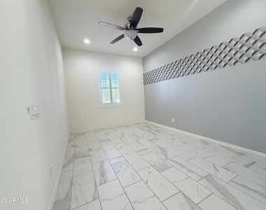 1083 E Holland Park Drive - Photo Thumbnail 4