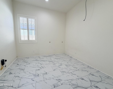 1083 E Holland Park Drive - Photo Thumbnail 11
