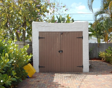 832 Biscayne Drive - Photo Thumbnail 3