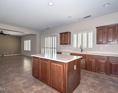 29789 W Fairmount Avenue - Photo Thumbnail 17