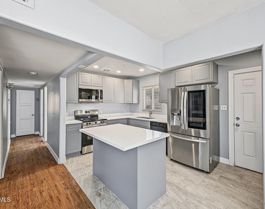851 N Country Club Drive - Photo Thumbnail 5