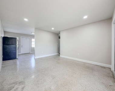 703 N 25th Street - Photo Thumbnail 2