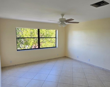 105 S Riverside Drive - Photo Thumbnail 9