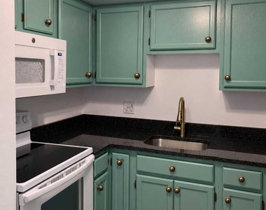 105 S Riverside Drive - Photo Thumbnail 6