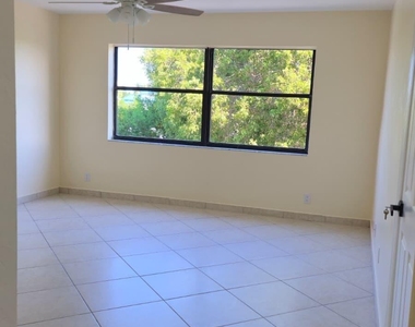105 S Riverside Drive - Photo Thumbnail 11