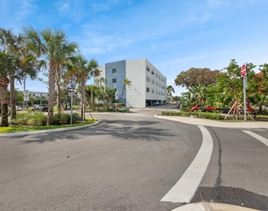 105 S Riverside Drive - Photo Thumbnail 3