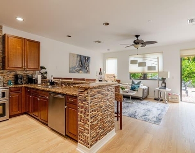 540 Ne 17th Avenue - Photo Thumbnail 4