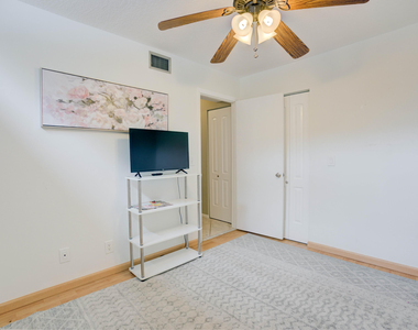 390 Golfview Road - Photo Thumbnail 8