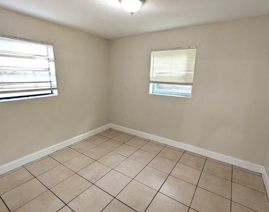 1552 Nw 15th Terrace - Photo Thumbnail 12