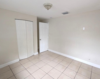 1552 Nw 15th Terrace - Photo Thumbnail 6