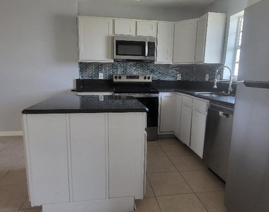 5240 Ne 14th Way - Photo Thumbnail 6