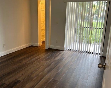 1108 Meadows Circle - Photo Thumbnail 5