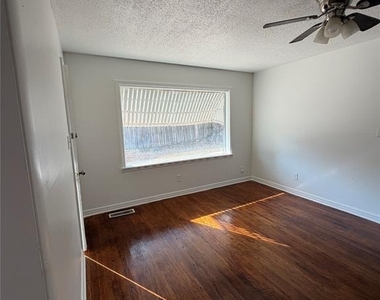 511 E Harmon Drive - Photo Thumbnail 12