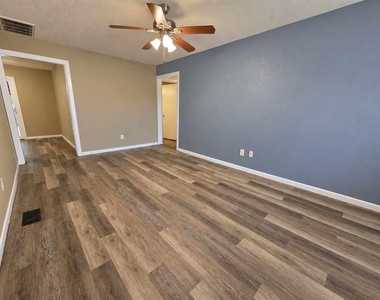 9717 Ne 2nd Street - Photo Thumbnail 1