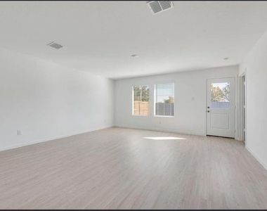 2032 Derby Lane - Photo Thumbnail 7