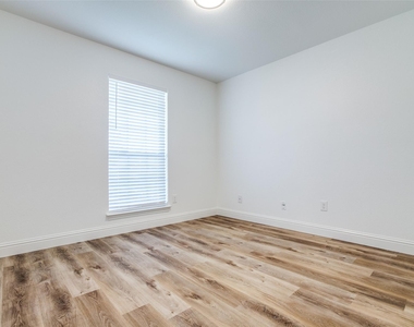 8341 Edgewater Drive - Photo Thumbnail 18