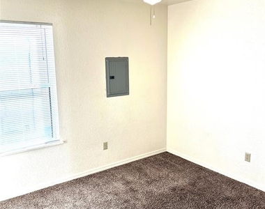 1901 E Lindsey Street - Photo Thumbnail 6