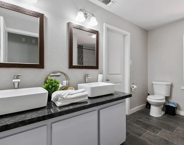 2030 Klondike Street - Photo Thumbnail 11