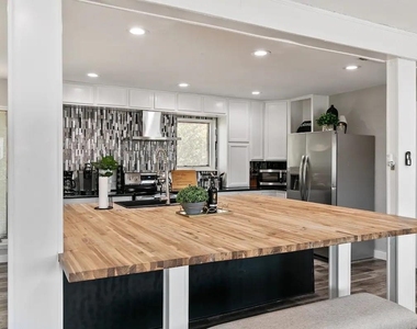 2030 Klondike Street - Photo Thumbnail 3