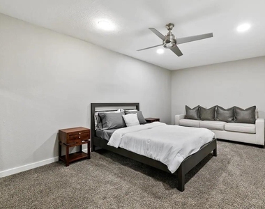 2030 Klondike Street - Photo Thumbnail 13