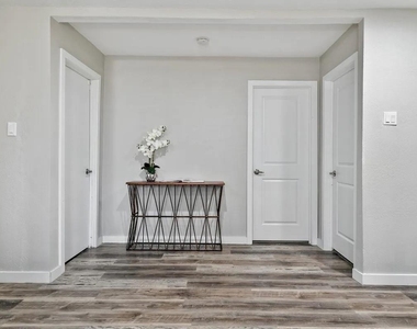 2030 Klondike Street - Photo Thumbnail 15