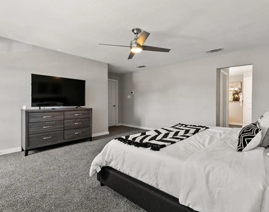 2030 Klondike Street - Photo Thumbnail 6