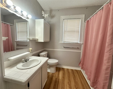 1520 Woodlawn Avenue - Photo Thumbnail 3