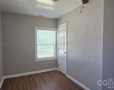 916 Mountain Crest Drive - Photo Thumbnail 4