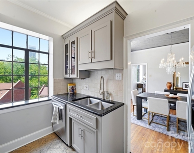 301 W 10th Street - Photo Thumbnail 10