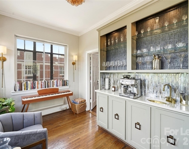 301 W 10th Street - Photo Thumbnail 8
