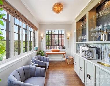 301 W 10th Street - Photo Thumbnail 1