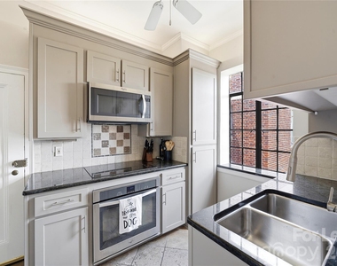 301 W 10th Street - Photo Thumbnail 12