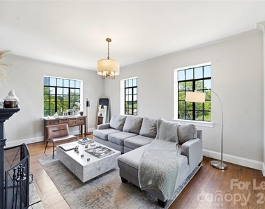 301 W 10th Street - Photo Thumbnail 3