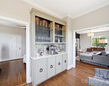 301 W 10th Street - Photo Thumbnail 9