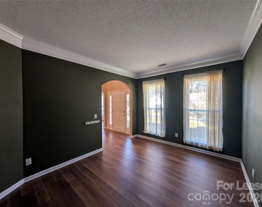 111 Foxtail Drive - Photo Thumbnail 10