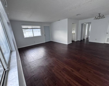 113 E Tiffany Drive - Photo Thumbnail 4