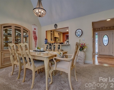 114 Pine Grove Circle - Photo Thumbnail 3