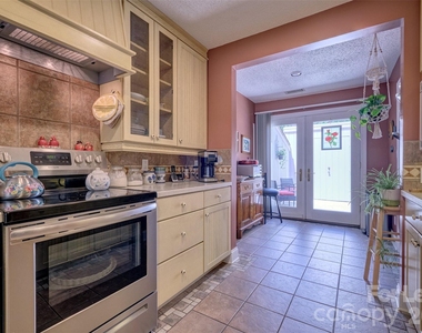 114 Pine Grove Circle - Photo Thumbnail 9