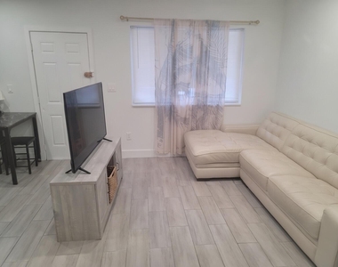 7975 Crespi Boulevard - Photo Thumbnail 1