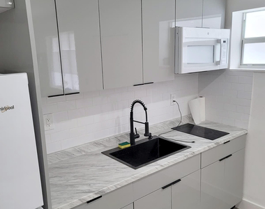 7975 Crespi Boulevard - Photo Thumbnail 3