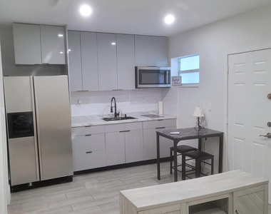 7975 Crespi Boulevard - Photo Thumbnail 2