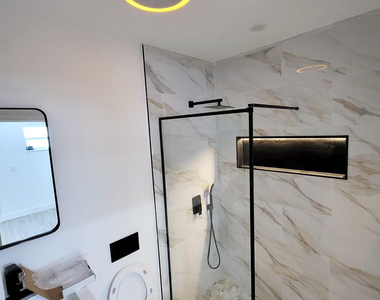 7975 Crespi Boulevard - Photo Thumbnail 8