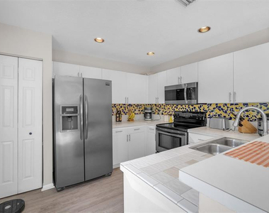 4734 Sw 13th Place - Photo Thumbnail 10