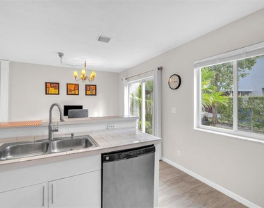 4734 Sw 13th Place - Photo Thumbnail 13