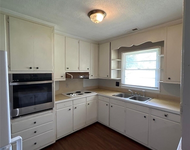 401 Jenny Street - Photo Thumbnail 2