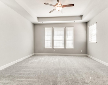 636 Courtyard Lane - Photo Thumbnail 6