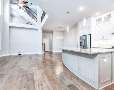 636 Courtyard Lane - Photo Thumbnail 7