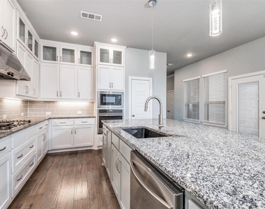 636 Courtyard Lane - Photo Thumbnail 10